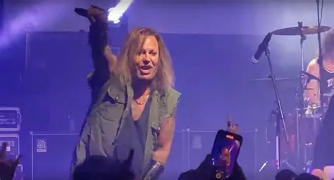 การแสดงสุดอลังการของ Vince Neil ในกรุงเทพฯ: ร็อกสตาร์ผู้ล่ำลาและความระหือรrendo!