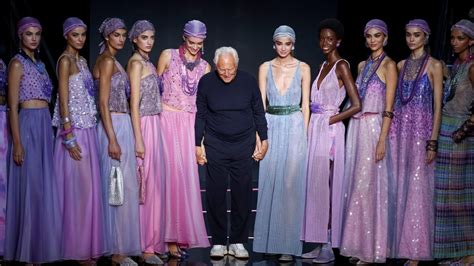 Giorgio Armani Fashion Show: การรวมตัวครั้งยิ่งใหญ่ของแฟชั่น และเสียงหัวเราะที่ดังก้อง